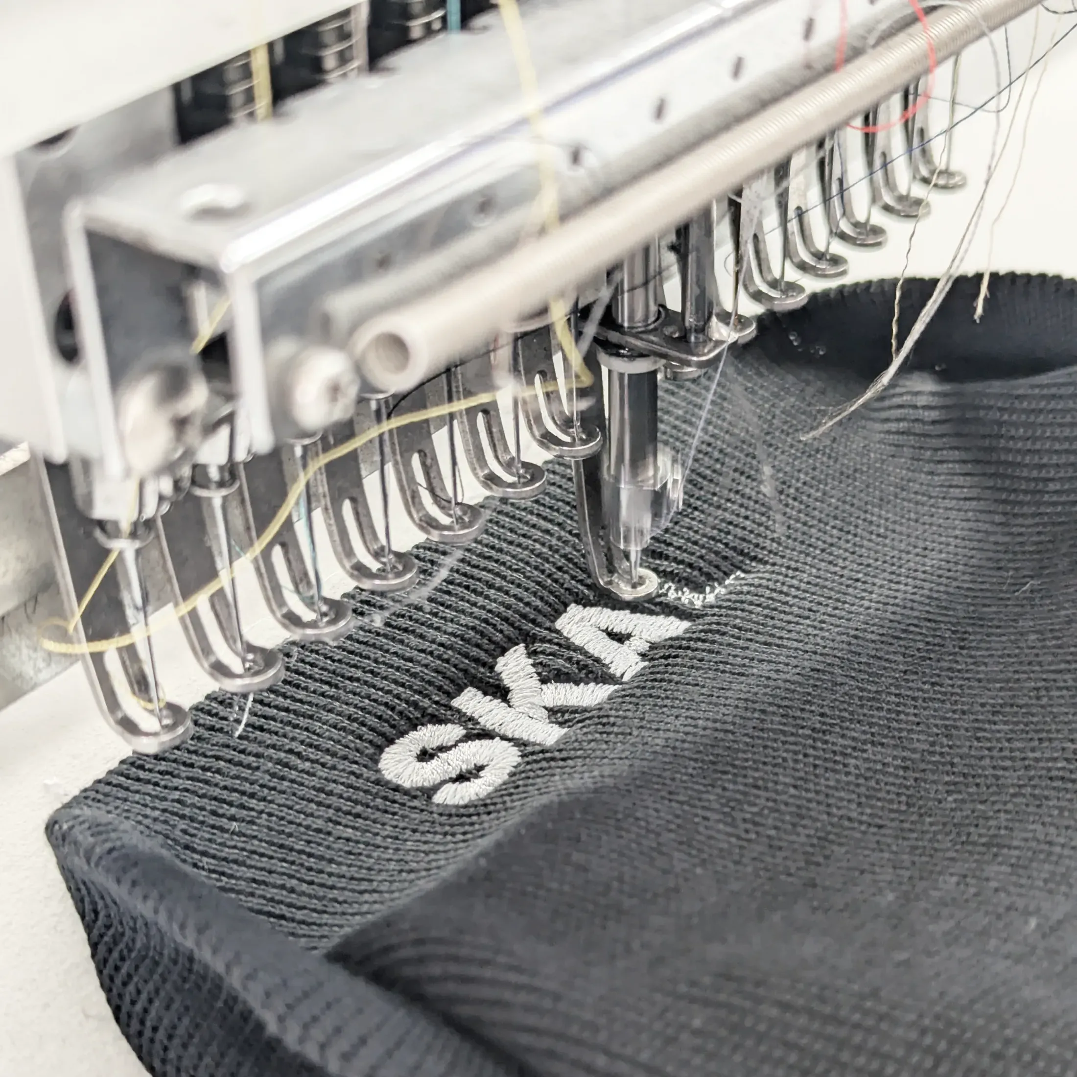 Broderie en cours du bonnet Urban Grey